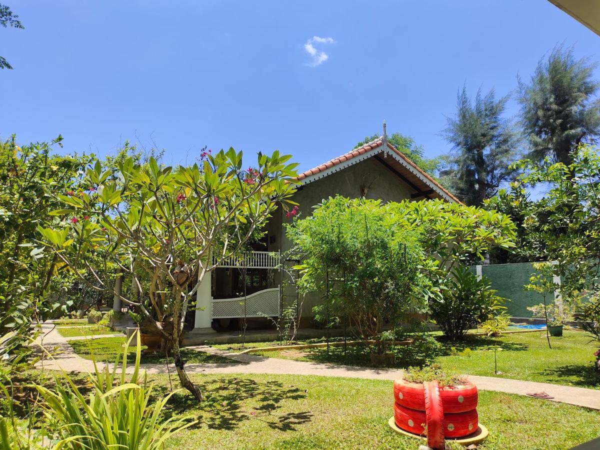 Thambili Cabanas Hikkaduwa Bagian luar foto