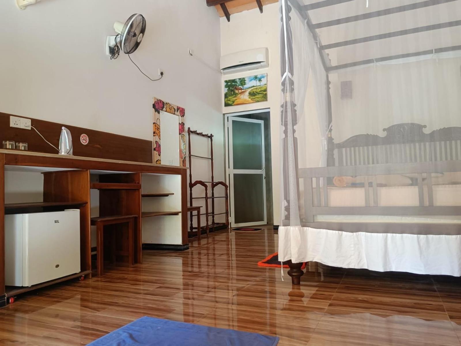 Thambili Cabanas Hikkaduwa Bagian luar foto